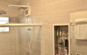 Toallas, jabón, shampoo, papel de baño 