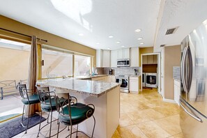 ثلاجة، ميكروويف، فرن، موقد طهي مسطح