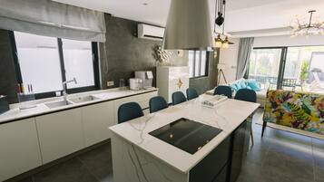 Geladeira, micro-ondas, fogão, lava-louças