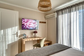 2 bedrooms, desk, iron/ironing board, travel crib