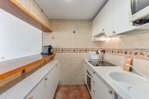 Køleskab, mikrobølgeovn, ovn, kaffe-/temaskine