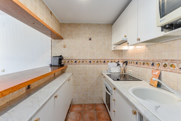 Een koelkast, een microgolfoven, een oven