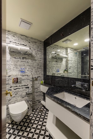 Shower, hydromassage showerhead, free toiletries, bidet