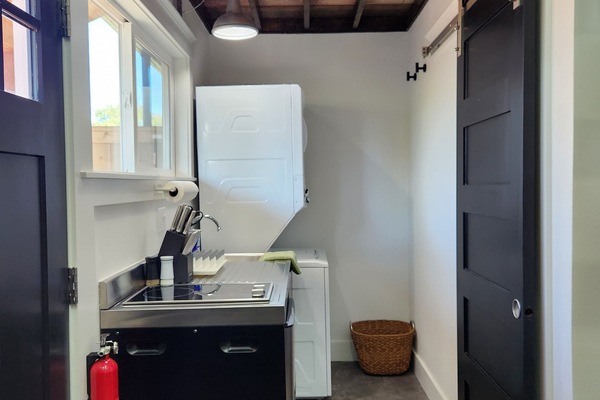 Refrigerador, microondas, cafetera/tetera, utensilios de cocina