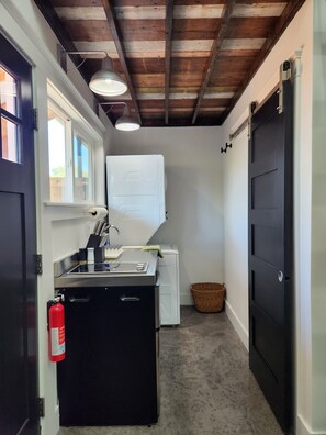 Kühlschrank, Mikrowelle, Wasserkocher mit Kaffee-/Teezubehör