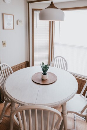 Dining - Chic Cottage 15 min from Magic Kingdom, lots of amentities! (Kissimmee)