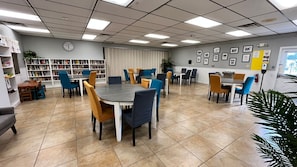 Dining - Chic Cottage 15 min from Magic Kingdom, lots of amentities! (Kissimmee)