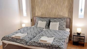 2 bedrooms, in-room safe, desk, travel cot