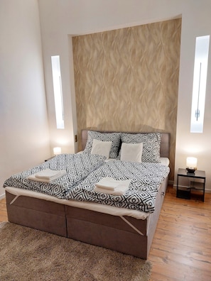 2 bedrooms, in-room safe, desk, travel cot - SQUARE 16 Apartman - Absolutely Central Location with Self Check In (Szombathely)