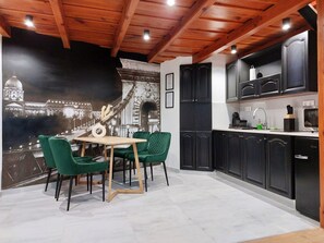 Dining - SQUARE 16 Apartman - Absolutely Central Location with Self Check In (Szombathely)
