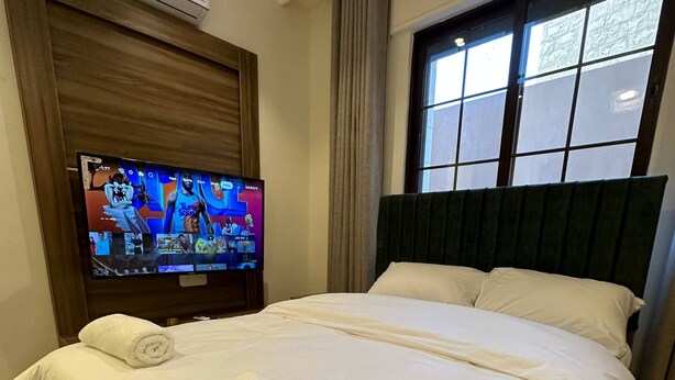 A hotel room with a bed, a TV, and a window. - 2, Antica Jabalal-lwebdeh (Amman)