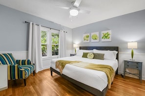 3 habitaciones, escritorio y tabla de planchar con plancha