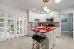 Frigorifero, microonde, forno, piano cottura