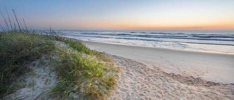 Playa en los alrededores y toallas de playa