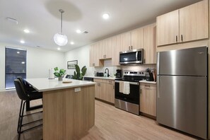 Geladeira, micro-ondas, fogão, cooktop