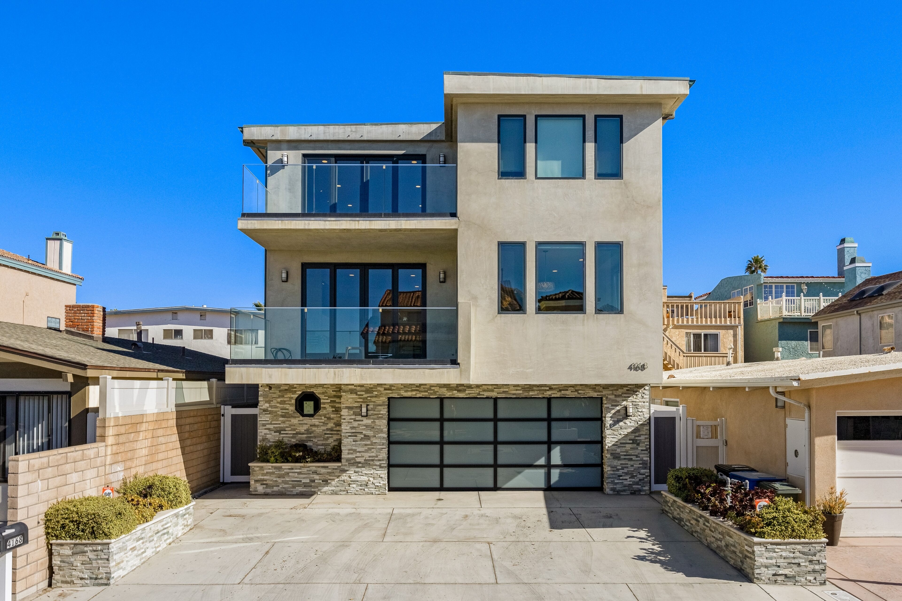 Ocean view modern home with bikes, grill, game tables, fireplace, W/D, & AC