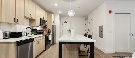 Réfrigérateur, micro-ondes, four, plaque de cuisson