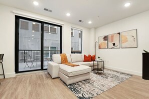 Smart TV, table tennis