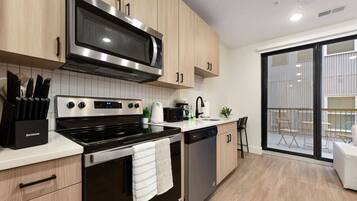 Réfrigérateur, four à micro-ondes, un four, surface de cuisson