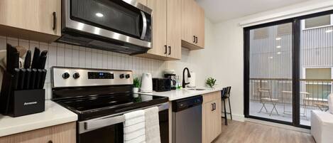 Kjøleskap, mikrobølgeovn, ovn og kokeplater