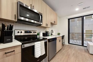 Frigorifero, microonde, forno, piano cottura