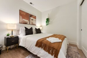 1 Schlafzimmer, Schreibtisch, Bügeleisen/Bügelbrett, Reisekinderbett