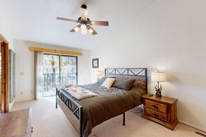 2 bedrooms, iron/ironing board, Internet, bed sheets - Serene, two-story cabin with a game room, washer/dryer, & furnished deck (Lakeside)