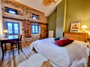 3 bedrooms, iron/ironing board, free WiFi, bed sheets - Gite "La Menou", au Cœur des Monts du Forez, Gite de Charme à 1h30 de Lyon (Usson-en-Forez)