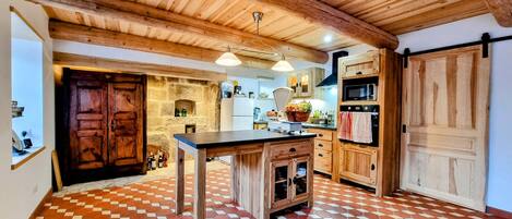 Jääkaappi, mikroaaltouuni, uuni, liesi