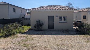 Un piccolo edificio a un piano con tetto in tegole, una porta e una finestra.