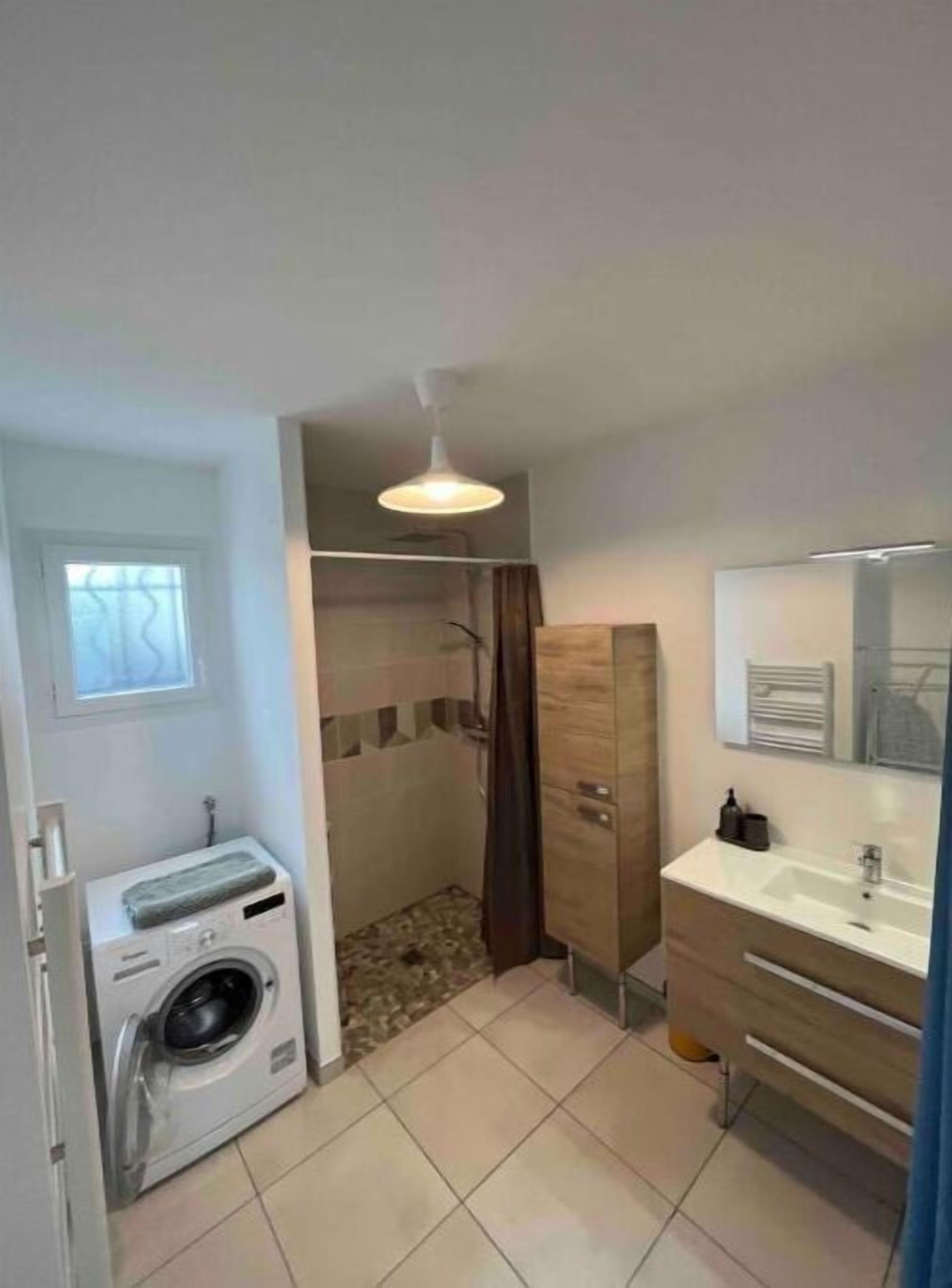 Douche, sèche-cheveux, serviettes fournies, savon