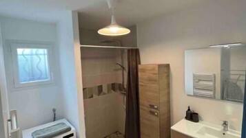 Douche, sĂšche-cheveux, serviettes fournies, savon