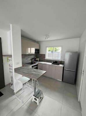 Kjøleskap, mikrobølgeovn, ovn og kokeplater