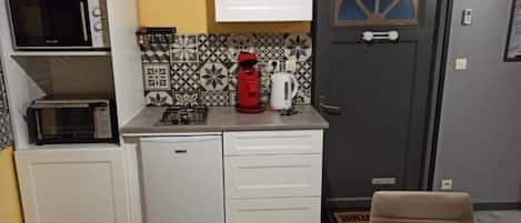 Frigorifero, microonde, forno, piano cottura