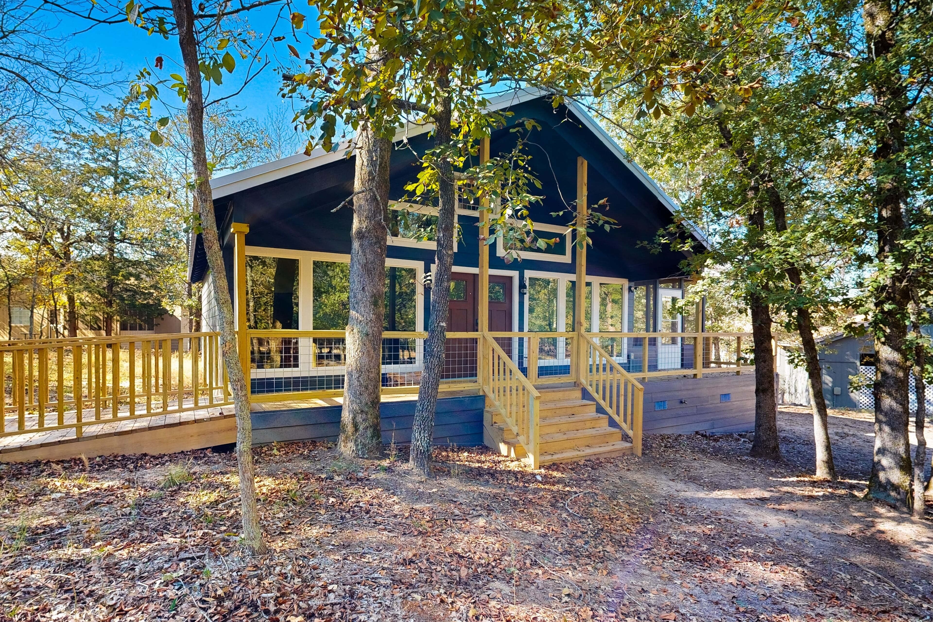 All-new cottage with resort amenities, covered porch, & screened dining room