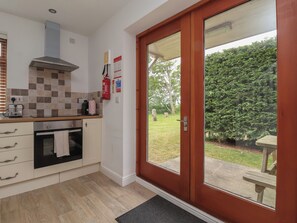 Cottage | Private kitchen | Fridge, dishwasher, electric kettle, toaster - Razorbill (Bridlington)