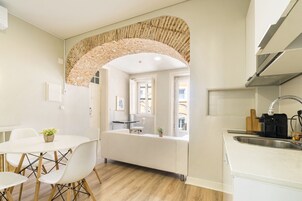Appartamento Executive | Cucina privata | Mini-frigorifero, microonde, piano cottura, macchina per caffè espresso