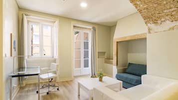 Apartamento executivo | Área de estar | TV de tela plana