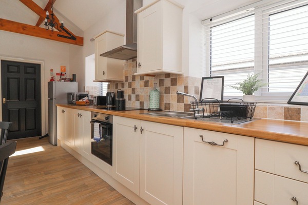 Cottage | Private kitchen | Fridge, dishwasher, electric kettle, toaster