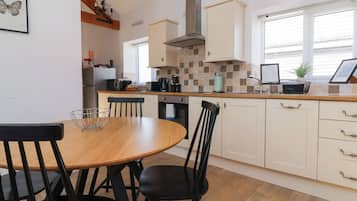 Cottage | Private kitchen | Fridge, dishwasher, electric kettle, toaster