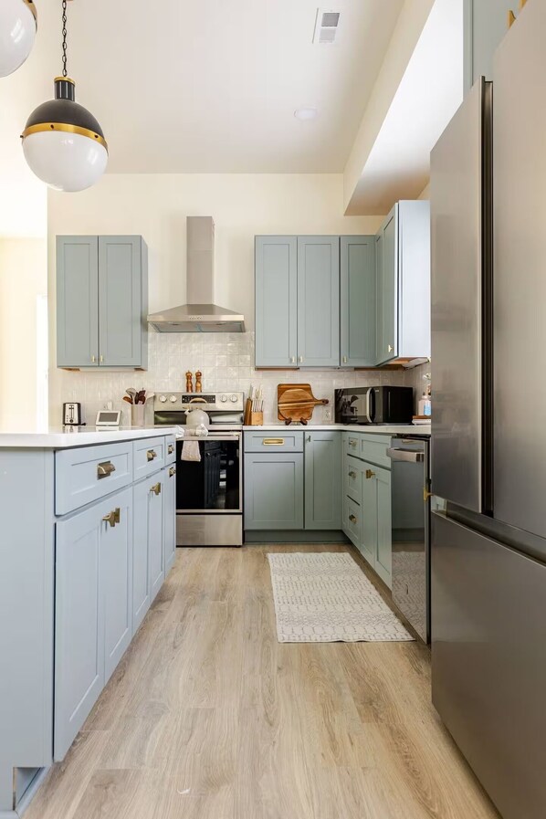 Fridge, microwave, oven, stovetop - Spacious 5BR/4BA • Near Broad Ripple • Loft + Smart Home + 1G WiFi (Indianapolis)