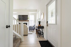 Smart-TV, peis, bordtennis og bøker