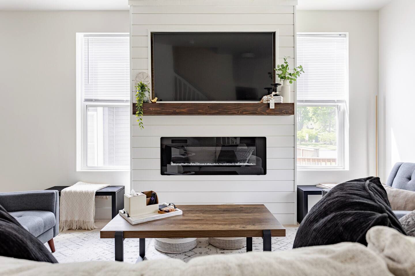 Smart-TV, Kamin, Tischtennisplatte, Bücher