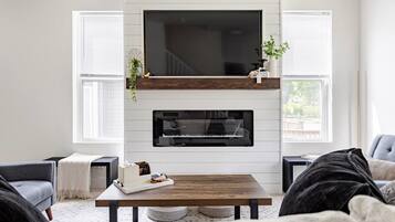Smart TV, chimenea y libros