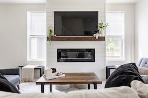 Smart-TV, peis og bøker