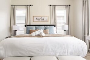 5 bedrooms, desk, iron/ironing board, travel crib - Spacious 5BR/4BA • Near Broad Ripple • Loft + Smart Home + 1G WiFi (Indianapolis)