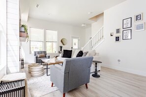 Smart TV, fireplace, table tennis, books - Spacious 5BR/4BA • Near Broad Ripple • Loft + Smart Home + 1G WiFi (Indianapolis)