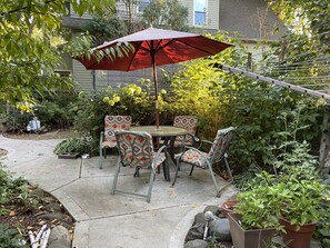 Outdoor dining - Eastside house close to everything (Milwaukee)