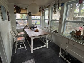 Dining - Eastside house close to everything (Milwaukee)