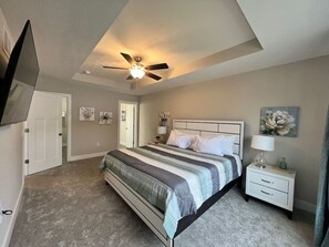 3 bedrooms, desk, iron/ironing board, travel cot - 8057 Timberwind Drive  · Brand New Country home - Minutes from Miamisburg (Franklin)